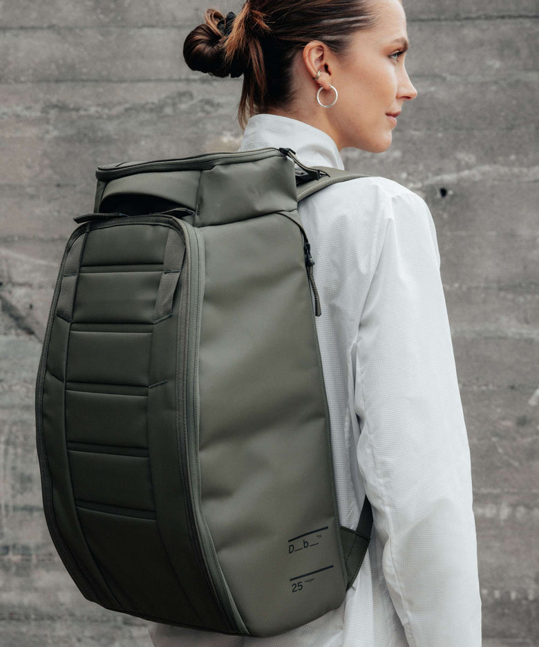 Db Hugger 25L Backpack sand grey